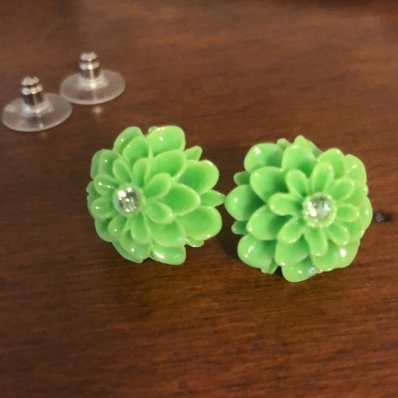 New! Fun lime green small flower sterling silver earrings with center stone - Picture 2 of 7